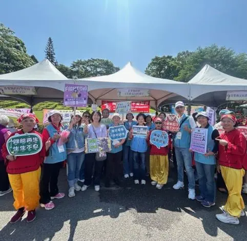 苗栗桐花婚禮36對新人許終身!浪漫白雪中竟藏「廉政闖關」彩蛋