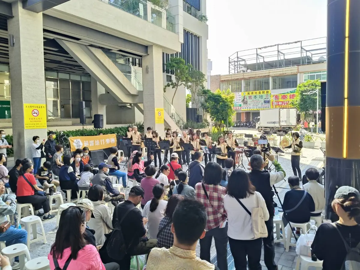 新社花海接駁全攻略!豐原轉運中心變身嘉年華,市集、音樂會週末登場