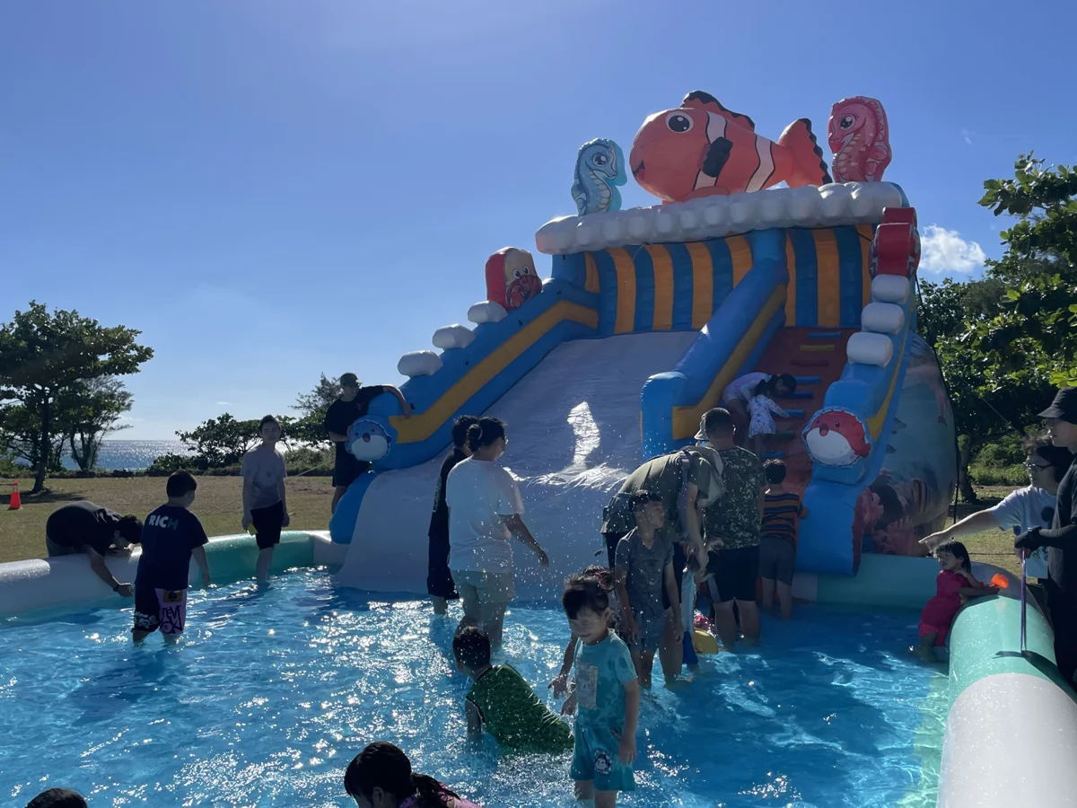 墾丁大灣變身移動遊樂園!5米高滑水道吸200人嗨翻,下一站時間地點曝光