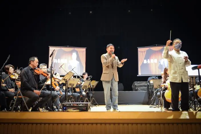 苗栗《音畫交響詩》首演!縣長鍾東錦驚喜現身,高歌〈客家本色〉挺藝文