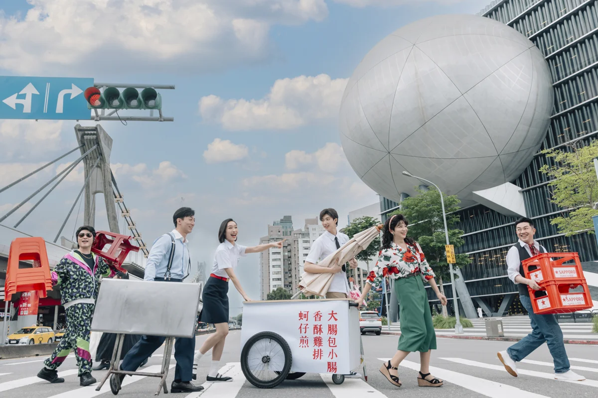 沉浸式劇場《士林YES!》震撼登場!邊吃夜市小吃邊看戲,帶你重返1990年代