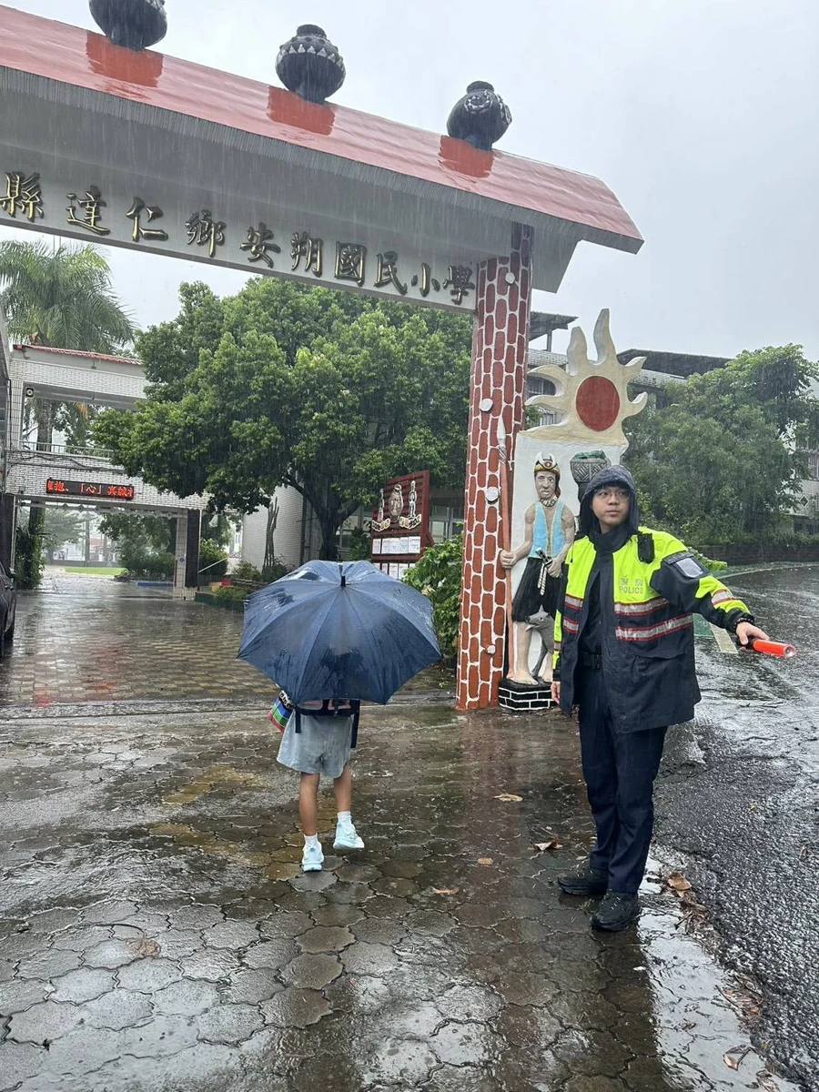 開學日遇雨天!大武警啟動「護童專案」守護學童交安與婦幼安全