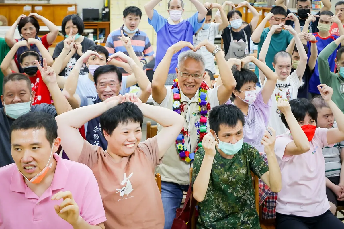 暖心中秋!宜蘭代理縣長林茂盛親訪7大社福機構 發放加菜金送溫暖