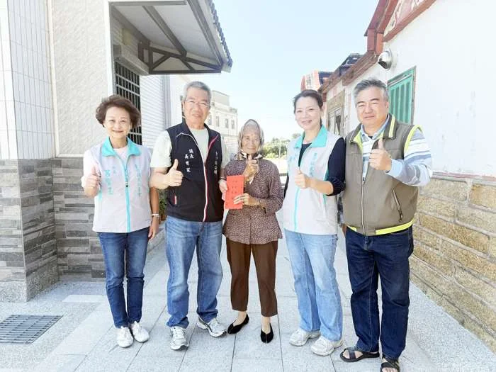 重陽佳節送溫暖!金沙鎮長親訪11位百歲人瑞獻祝福