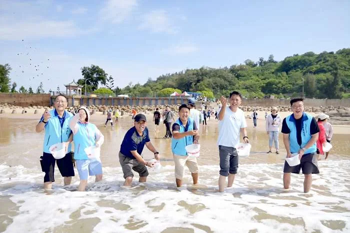 2026金湖海灘花蛤季暖身!千人放流20萬蛤苗 7/24主活動蕭煌奇接力開唱