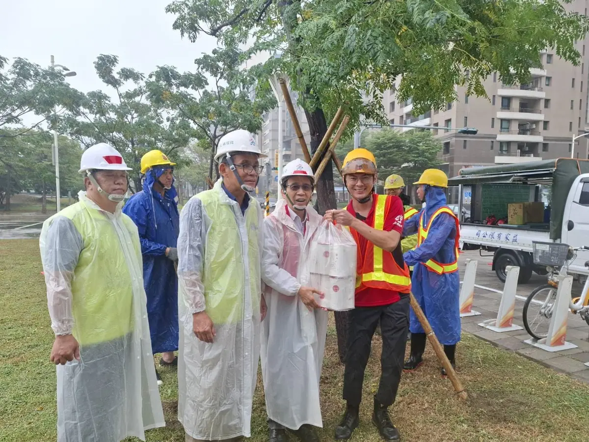 鳳凰颱風逼近!高雄市府緊急總動員 林欽榮親赴「這地點」視察防颱整備