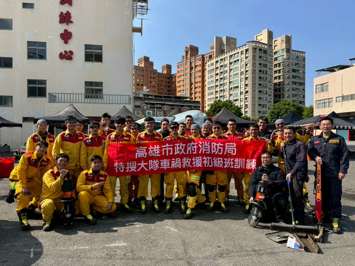 高雄警義消聯手！實戰演練破壞車體救人 強化交通事故救援戰力