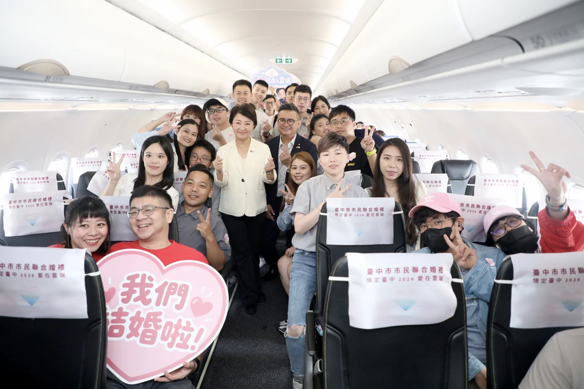 全台首創!台中66對新人「3萬英呎高空」浪漫完婚 盧秀燕親任證婚人飛沖繩