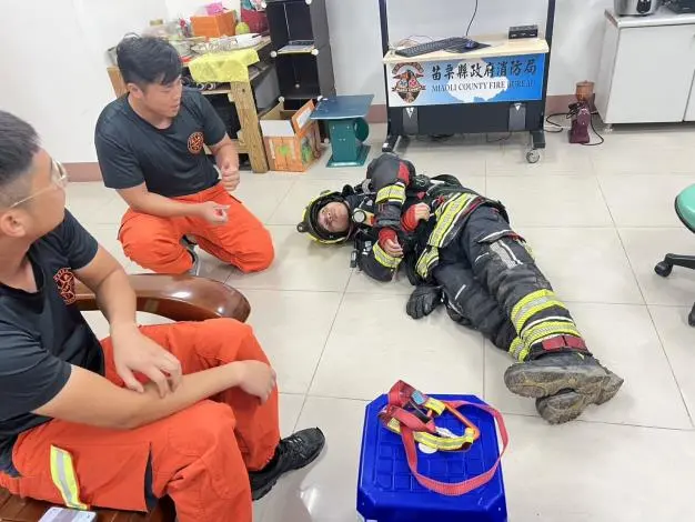 火場救自己人!苗栗特搜分隊苦練「同袍救援術」,2大絕技曝光