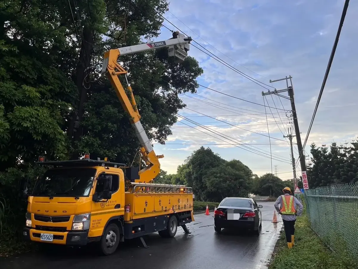 烈雨致電線斷裂,龍潭警出動維護人車安全