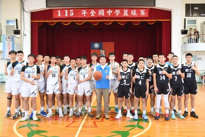 苗栗籃球盛事!全國中學籃賽151校激戰 縣長鍾東錦親臨開球、苗商女籃風光獻獎