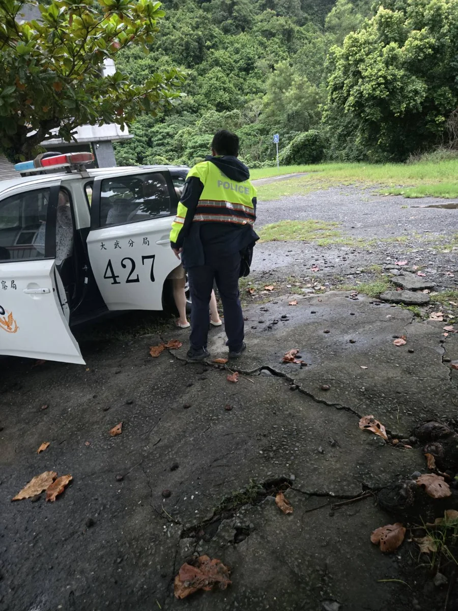 大雨中車輛拋錨金崙大橋!多良警神救援 護送旅客狂奔大武站趕末班車