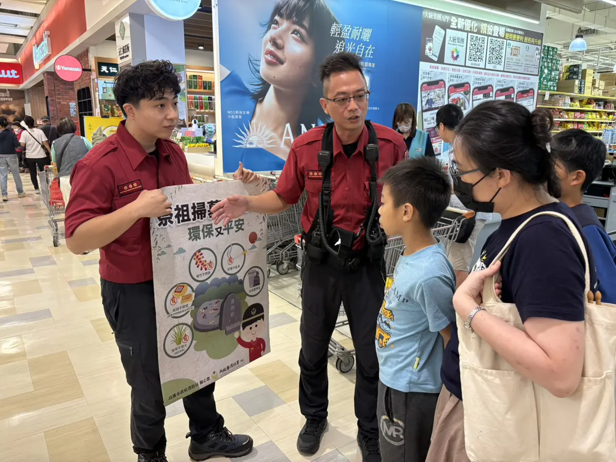 清明掃墓高峰將至!高市消防隊賣場宣導「四不一要」,燒紙錢改用這招更安心