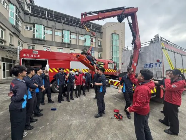 火場保命符!苗栗消防頭份實戰演練 揭密MAYDAY求救與RIT救援關鍵