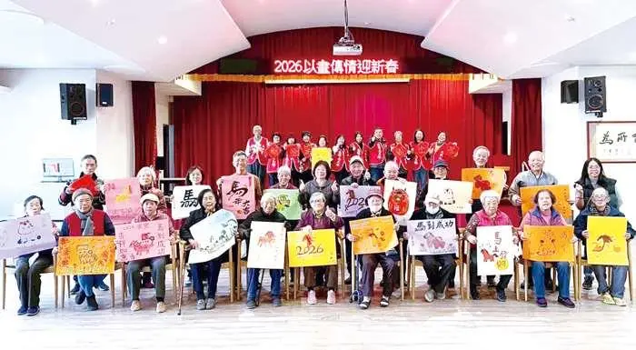 金門大同之家青銀揮毫!長輩攜手志工畫「馬」迎新年,暖心作品將掛滿園區
