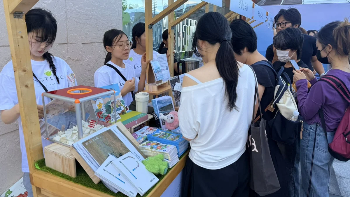 3米巨型「阿和」現身首爾弘大！屏東快閃韓國狂推芒果冰與抽機票