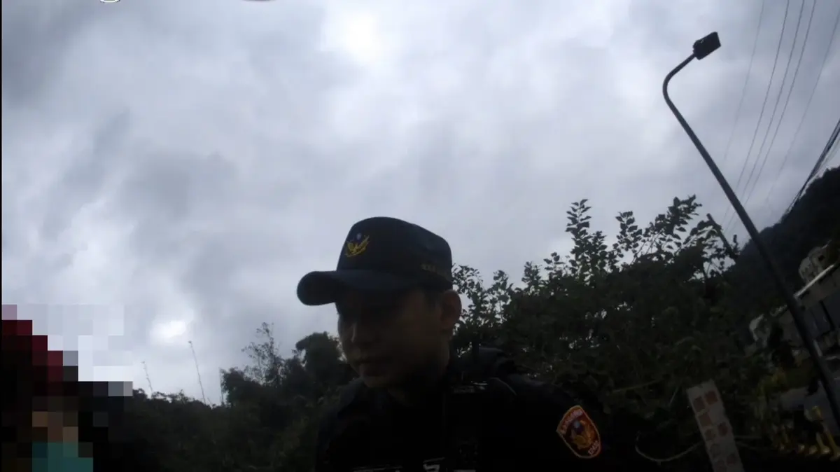 桃園阿嬤迷途到內湖!客運總站徬徨無助 暖警一碗熱湯助她找到回家的路