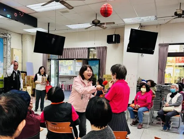 黃偉哲夫人發「金馬伍吉」紅包!永康98歲阿嬤樂喊:據點是第二個家