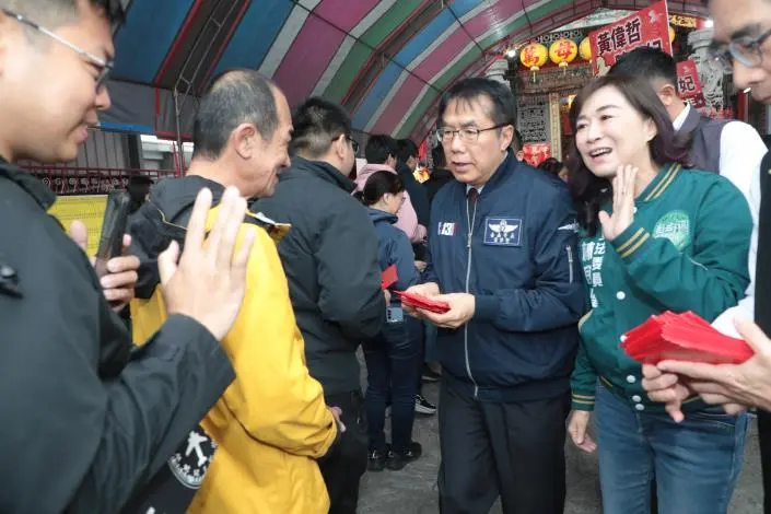大年初一討吉利!黃偉哲現身新化朝天宮發紅包,民眾擠爆廟埕迎馬年