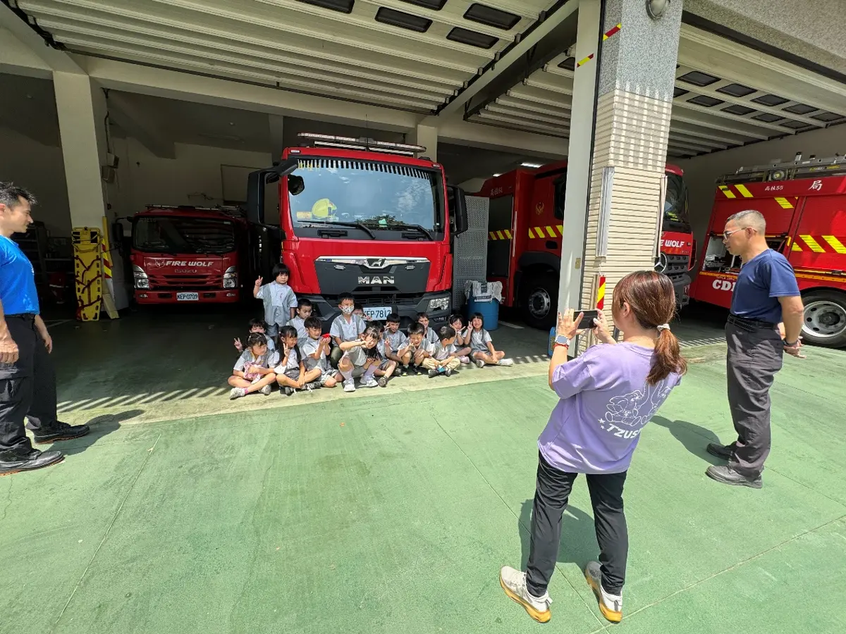 萌翻！小小消防員出動 高雄幼童消防隊初體驗學防災