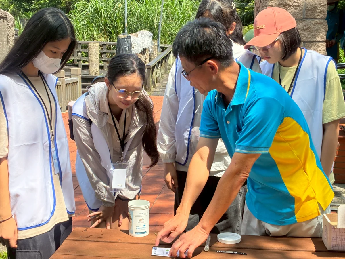 新莊少年志工化身環保與暖心大使!淨溪、陪長輩桌遊還用「紙芝居」繪出感動