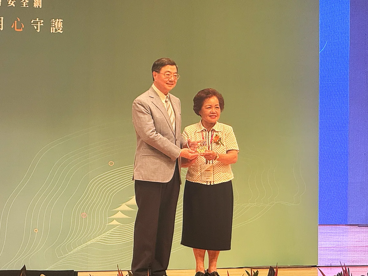 明新兒發中心榮獲「強化社會安全網績優團體獎」!卓榮泰親自頒獎肯定