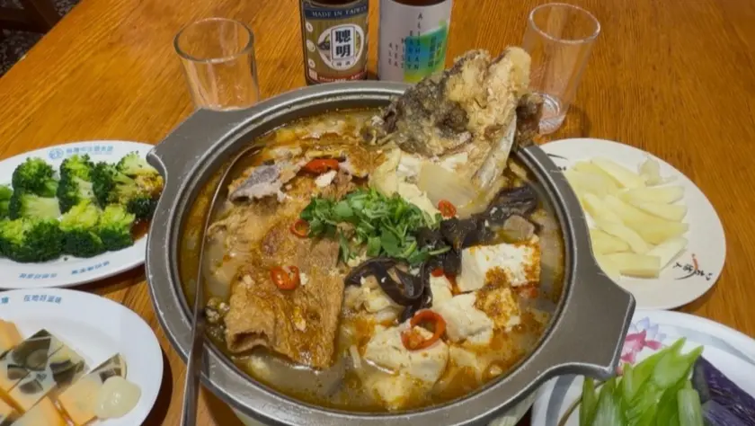 嘉義東區林聰明沙鍋魚頭:大骨熬煮濃郁沙茶湯底與現炸大頭鰱