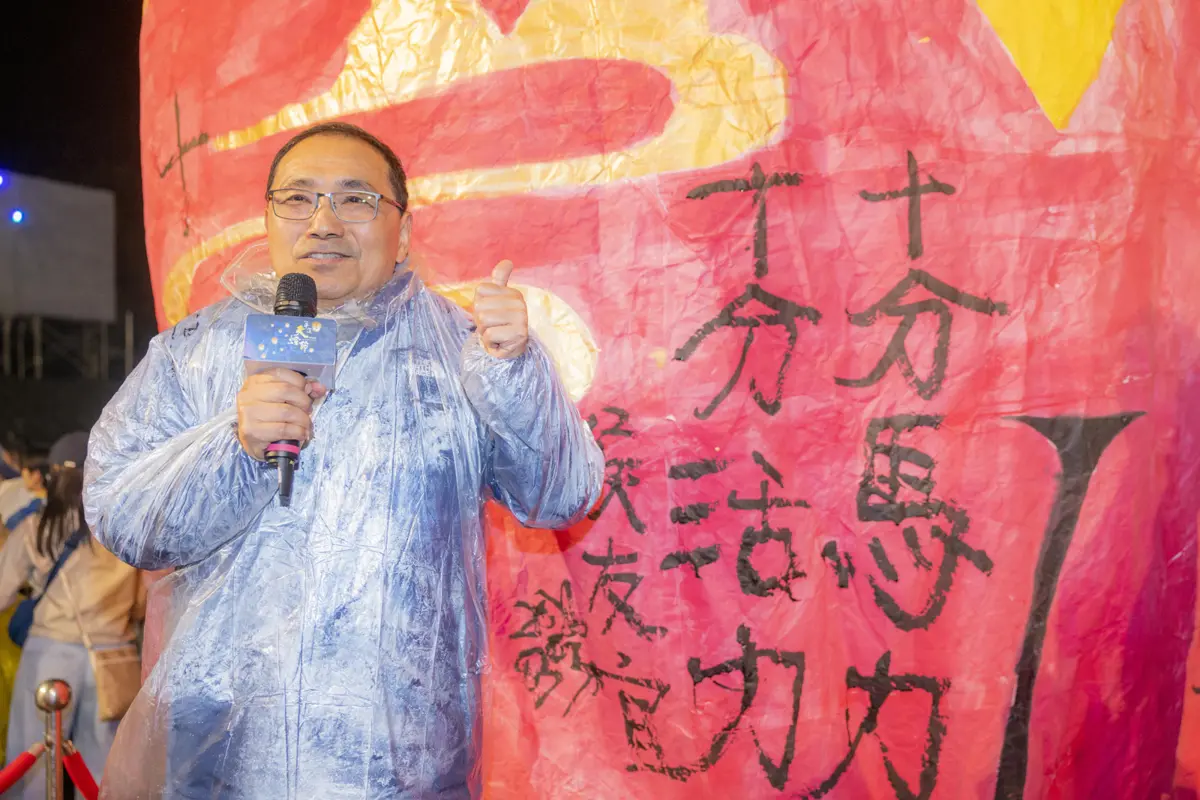 平溪天燈節壓軸！20呎「龍馬雙主燈」點亮夜空，侯友宜題詞祈福「十分馬力」
