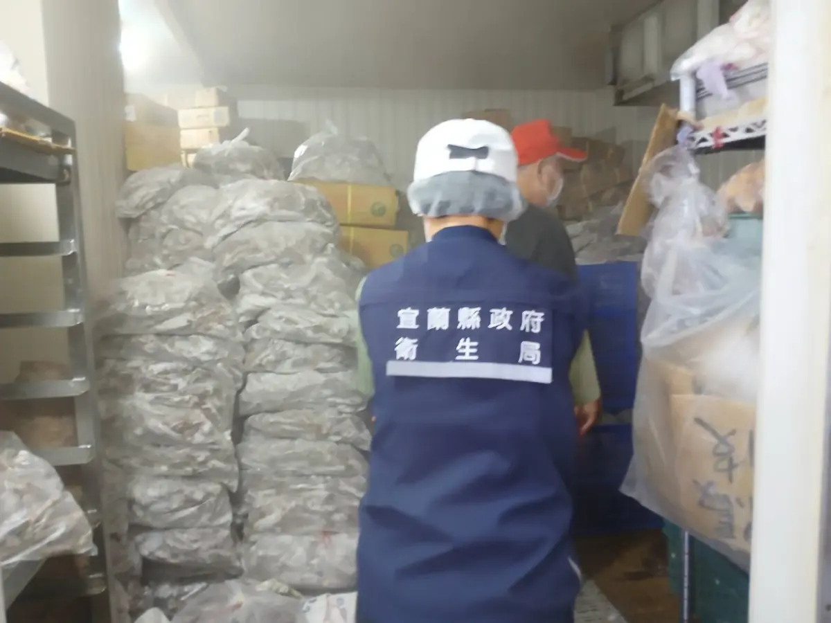 宜蘭滷味驚魂!民眾吃牛筋竟咬到美工刀片 衛生局急查要求下架
