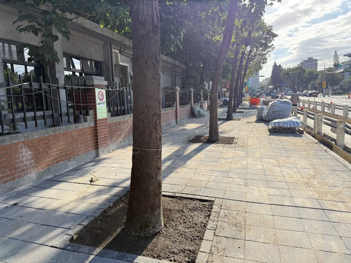 南海路樹穴遭泥漿污染!捷運局重罰大陸工程6萬 已清理回填沃土