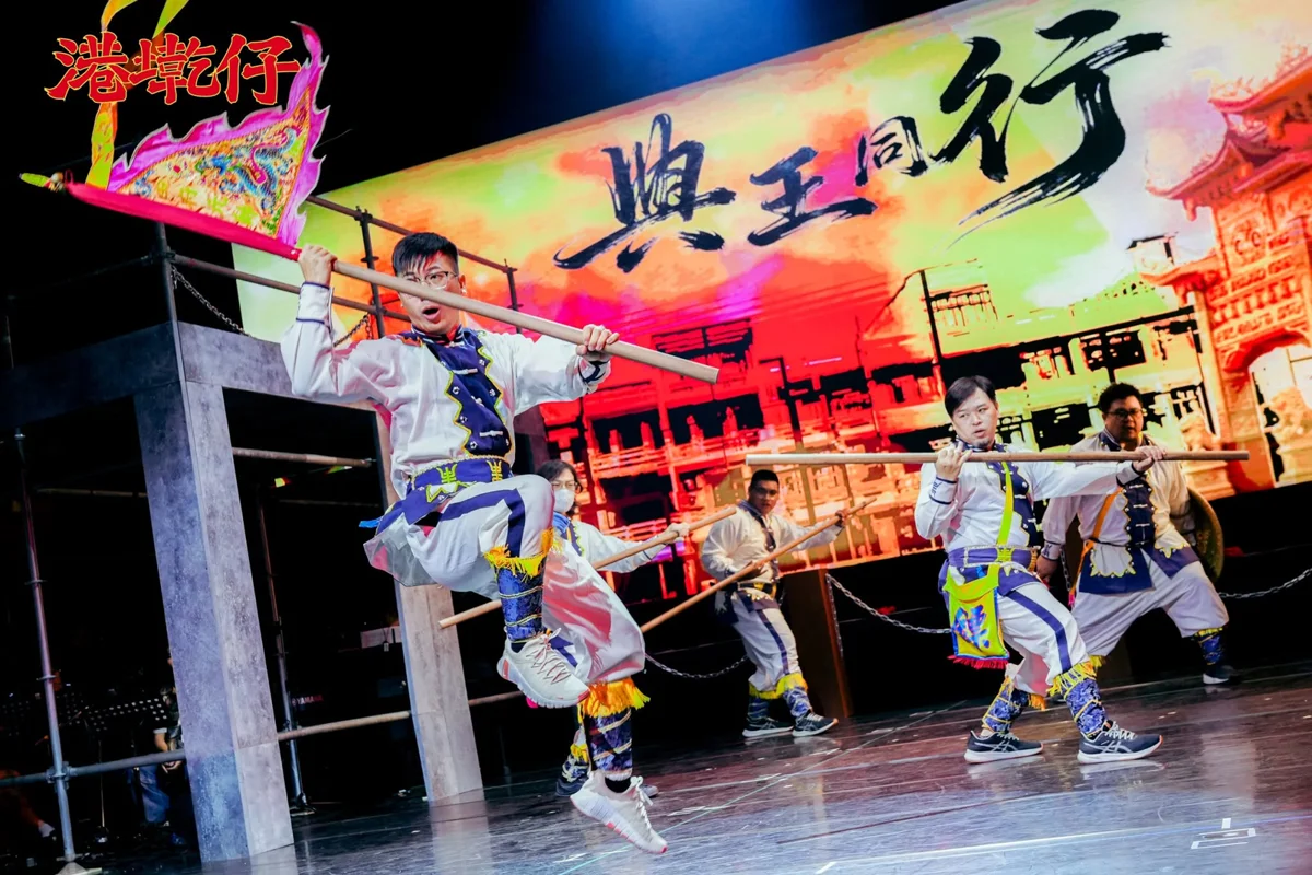東港必看藝文盛宴!《港墘仔》音樂劇10/24免費開演,黃金牌樓化身絕美舞台