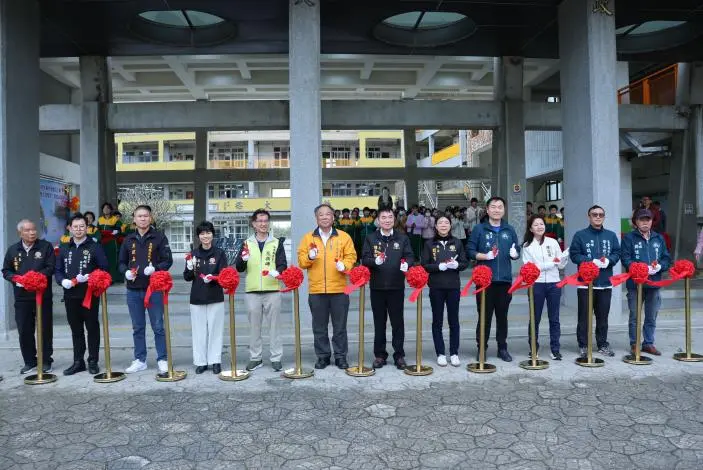 苑裡國小雙喜臨門!新通學步道啟用 縣長鍾東錦加碼獎勵冠軍排球隊