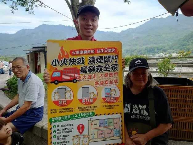 逛市集也能學保命!苗栗消防隊前進士林壩,親授「濃煙關門」火場求生關鍵