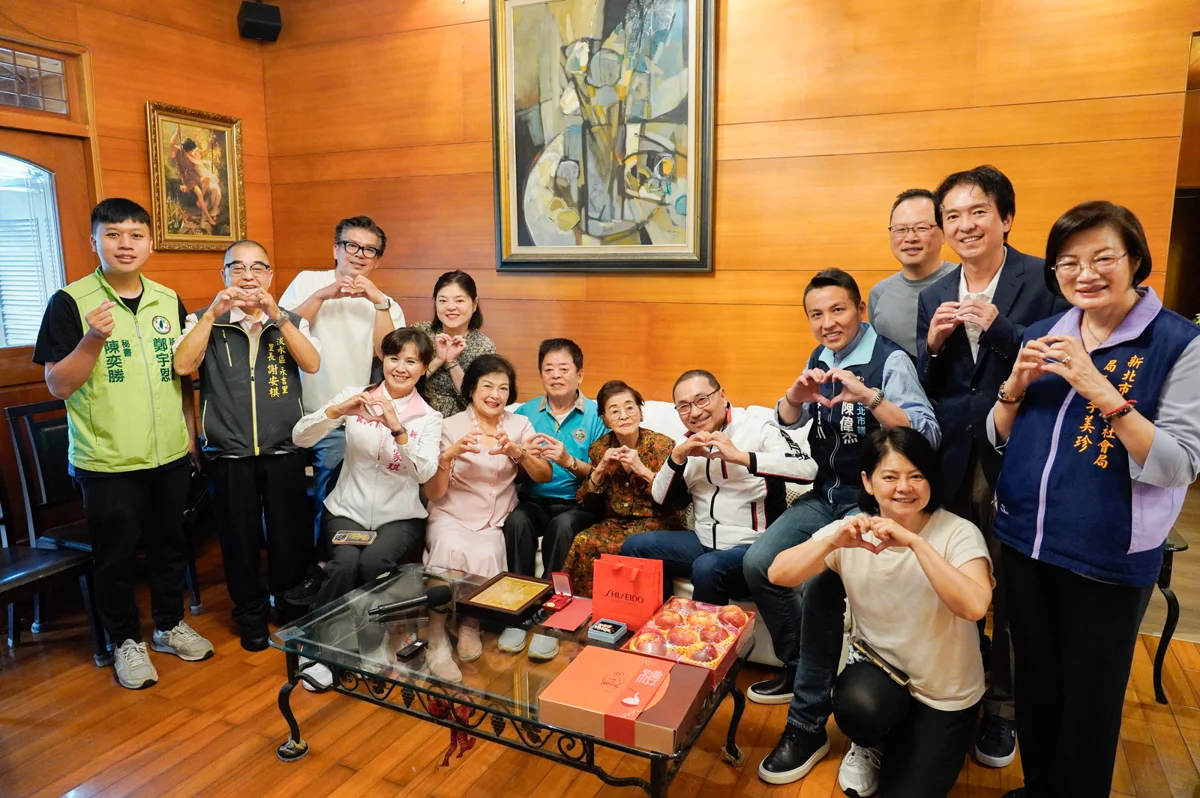 重陽節前夕送暖!侯友宜訪視淡水人瑞洪許俸 致贈2萬禮金與化妝品