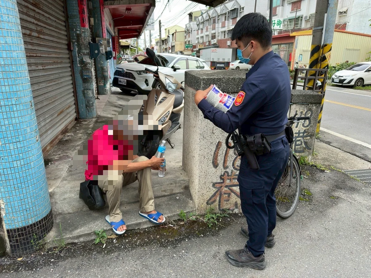員林老翁經濟陷困境餓癱路邊！暖警火速送上泡麵救援