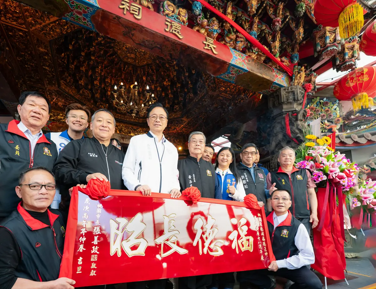 桃園百年土地公廟超暖!長德祠捐救護車又助弱勢,市長張善政親贈匾額致謝