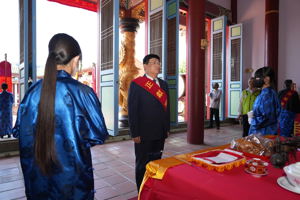 澎湖祭孔大典莊嚴登場!學子大展六佾舞 祈求學業進步領智慧糕