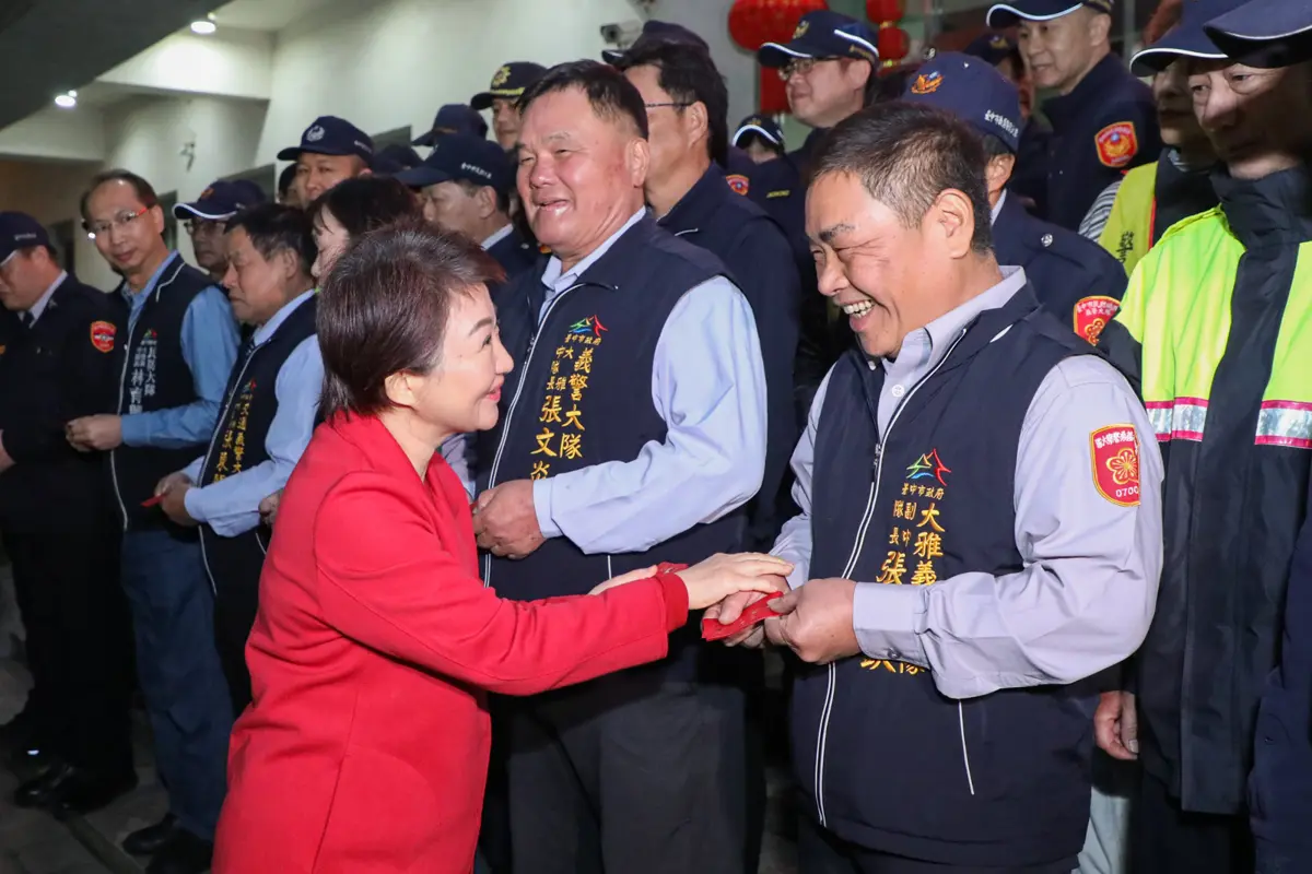 春節不打烊!盧秀燕夜訪台中三大警局 慰勞近一萬七千名「城市英雄」