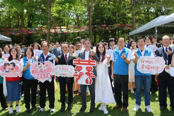 苗栗桐花婚禮浪漫登場!36對新人在縣長鍾東錦見證下互許終生,縣府豪送2.4萬幸福大禮