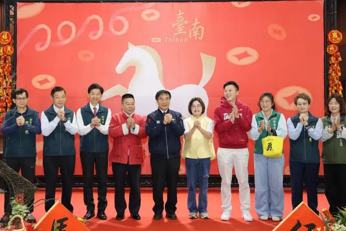 台南市府團拜超有梗!黃偉哲發「綠乖乖」期許機器順暢、市政再創高峰