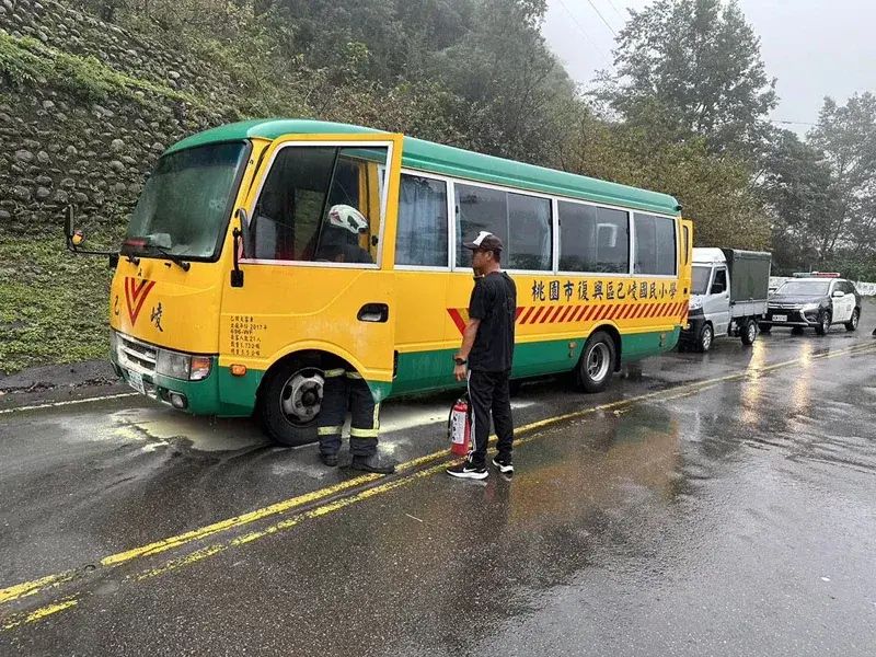 桃園巴崚國小校車意外起火,英勇司機及時救出學生