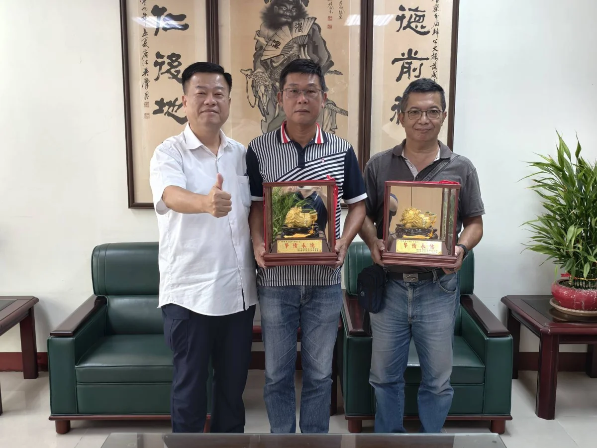 田中分局2優秀刑警光榮退休!副分局長頒贈紀念品致謝