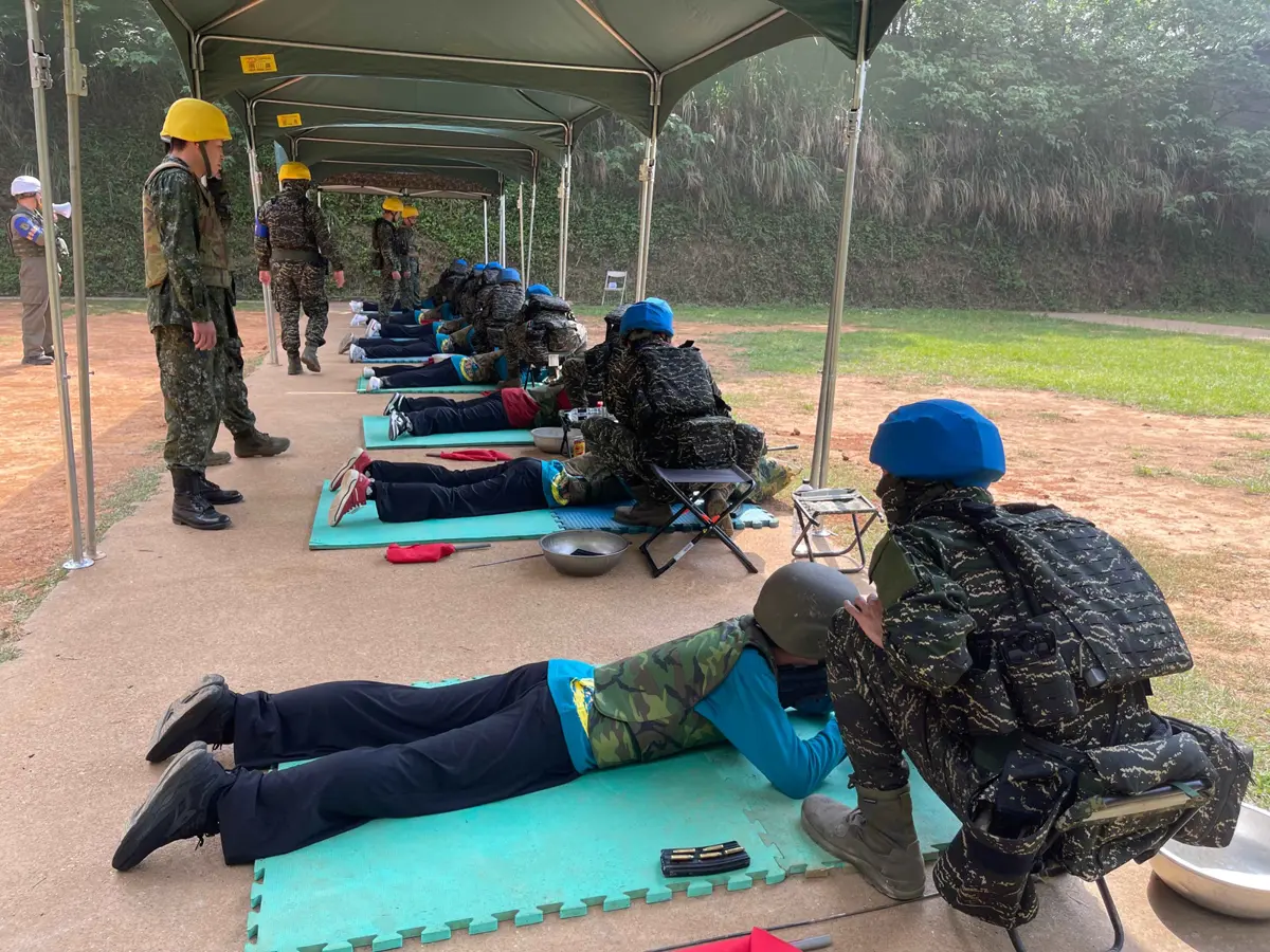 北市高中生震撼初體驗!陸軍、海陸聯手實彈射擊 近4成女學生超勇
