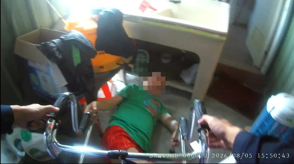 員林獨居男術後腿軟跌倒受困!警員暖心救援助脫困