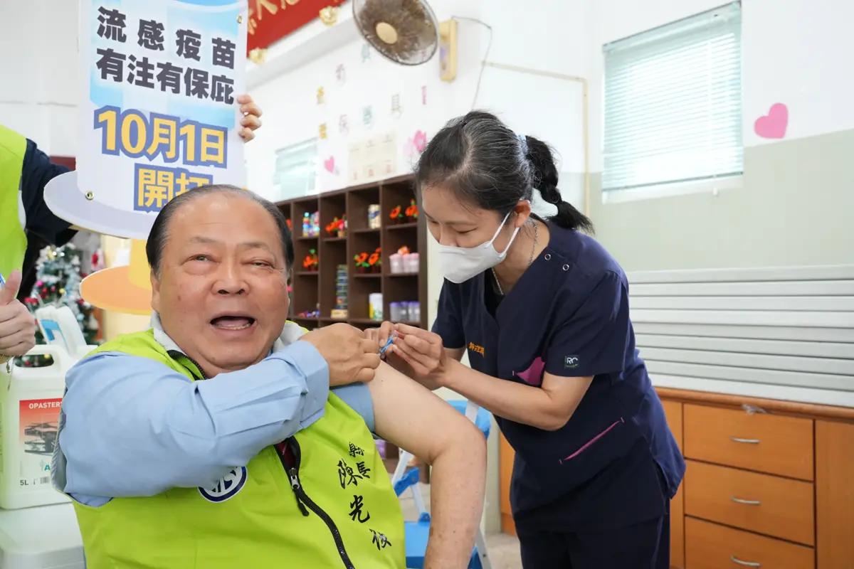 澎湖「左流右新」疫苗開打!縣長陳光復帶頭接種,秋冬防疫重點一次看