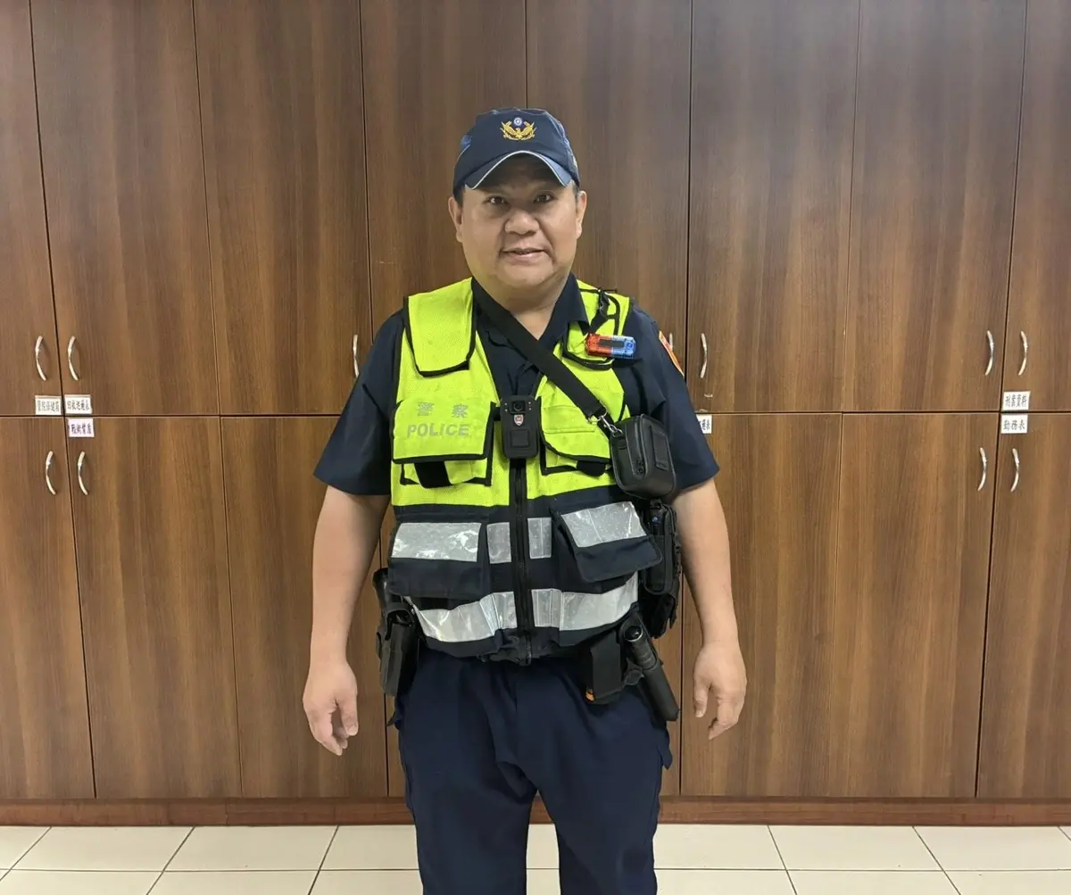 雨後公園驚魂!84歲婦突喘不過氣,北市警員一個舉動救了她