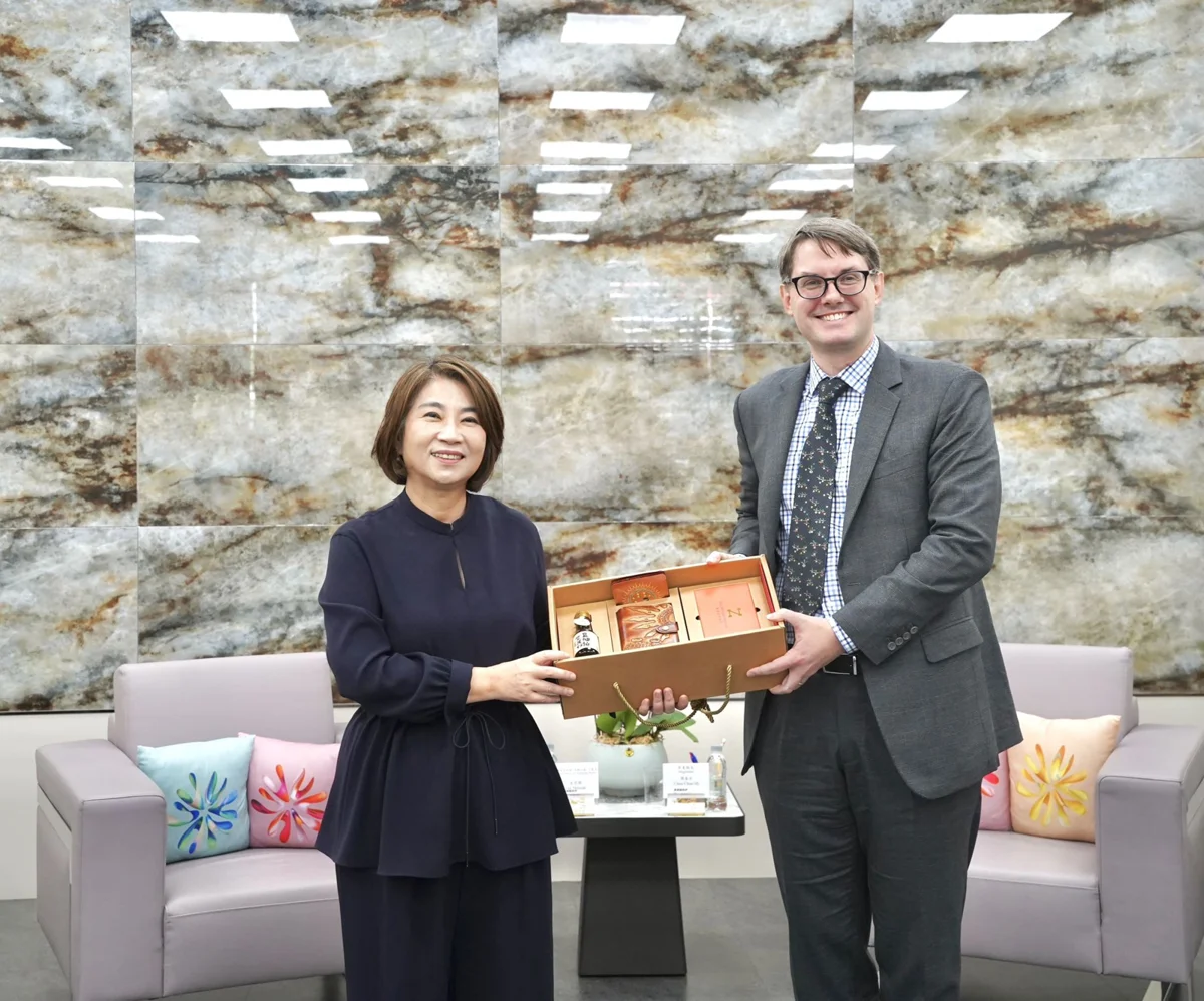 AIT高雄分處新任處長史崇理拜會周春米 大讚屏東「這文化」超吸睛!