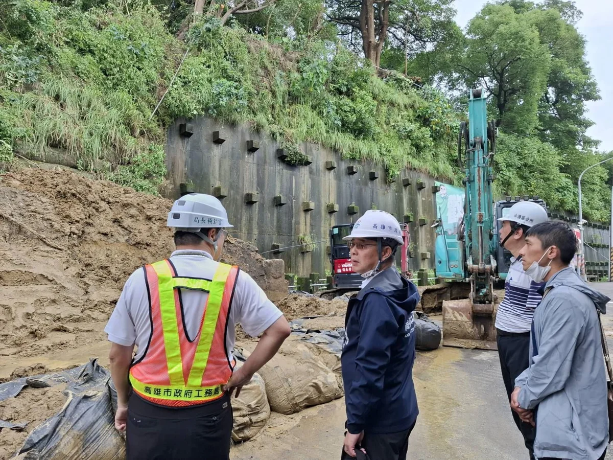 小港松富街擋土牆崩塌！市府緊急撤離住戶 啟動太空包穩固工程