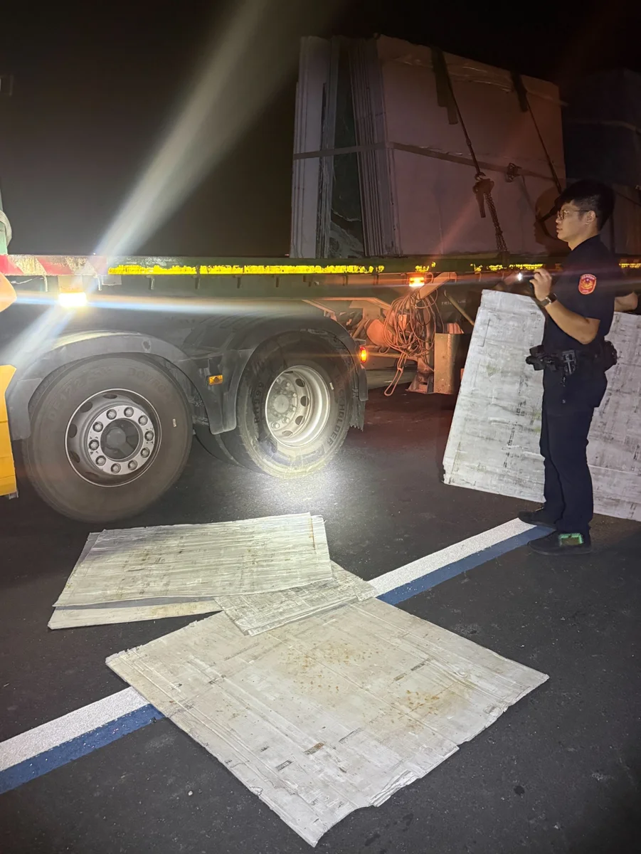 強颱薔琵逼近!池上台9線大貨車紙板遭狂風吹落 關山警攜手實訓生排除險境