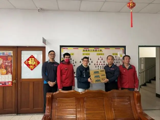 春節不打烊!苗栗議員邱毓興暖心慰問後龍消防隊 致贈物資感謝弟兄辛勞